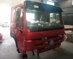 ห้องพักสูงสีแดง 2 เตียง Sinotruk ขับรถบรรทุก