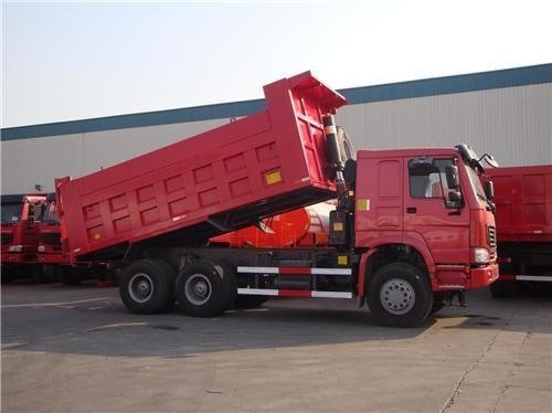 การออกแบบยางรัศมี 371HP HOWO รถบรรทุกหมุนสําหรับ ≤5 ที่นั่งจาก Sinotruk